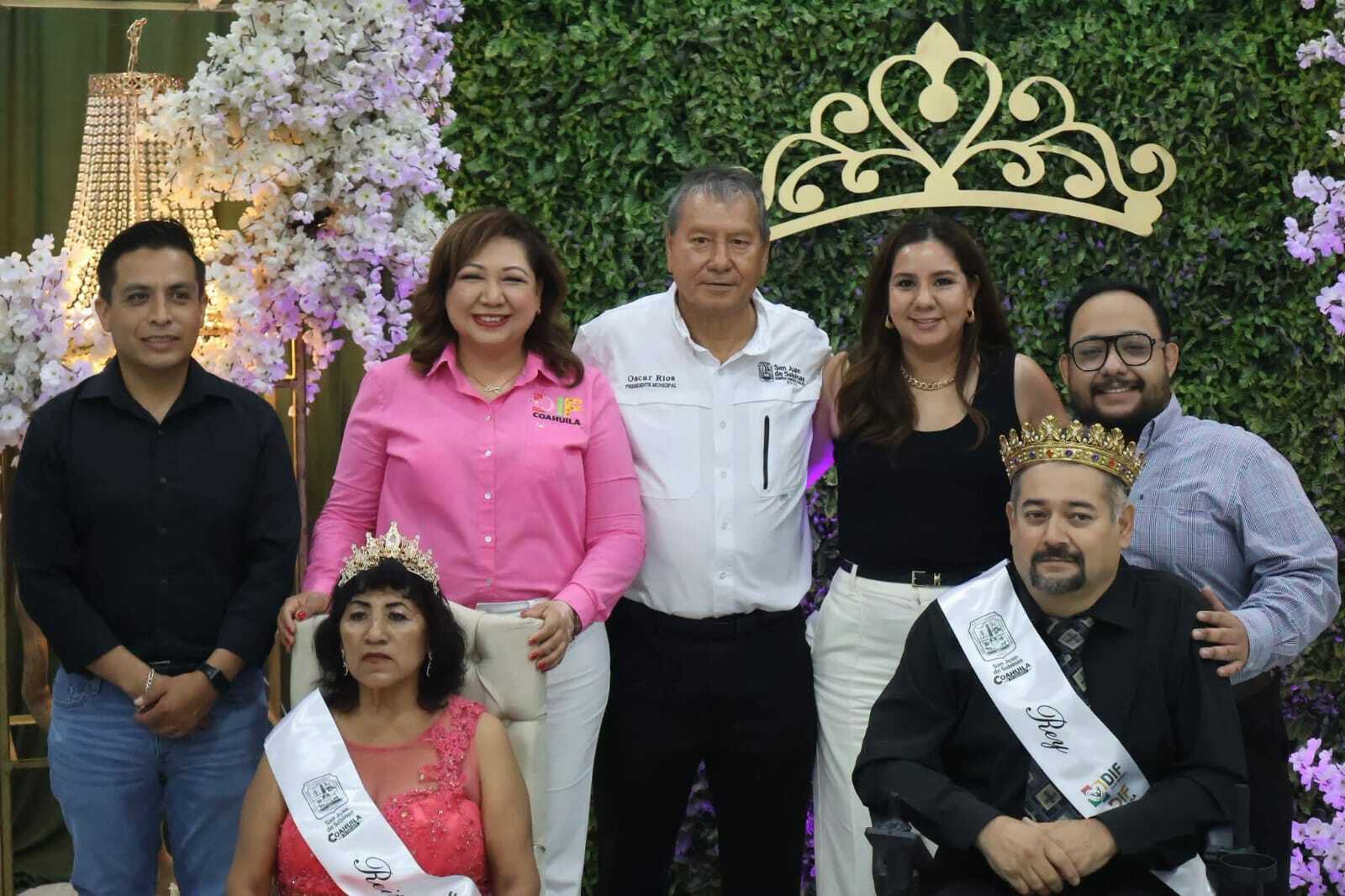 Mario Alberto Acuña y Purificación Rodríguez fueron coronados como nuevos soberanos del grupo de Inclusión y Vida Independiente de San Juan de Sabinas.