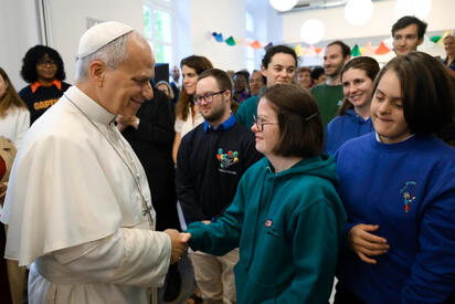 León XIV visitó este sábado un centro para migrantes en París, donde llamó a construir espacios de encuentro, dignidad y paz.  El papa León XIV llamó