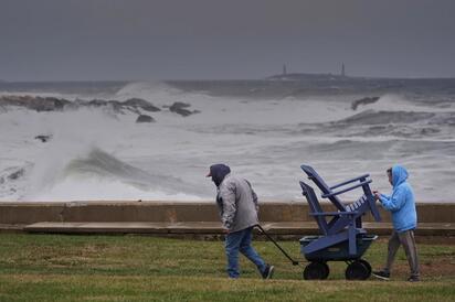Una tormenta azota la costa noreste de Estados Unidos con lluvias, viento e inundaciones durante el fin de semana.  El fenómeno meteorológico provocó