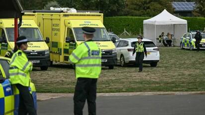 Cinco hombres fueron detenidos cerca de RAF Fairford, mientras autoridades investigan un posible acto terrorista y evacúan viviendas cercanas.  La policía