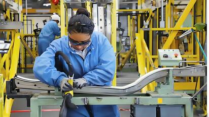 El trabajo subordinado con prestaciones laborales acumuló una reducción de 370 mil 159 puestos entre diciembre de 2025 y agosto de 2026, de acuerdo con cifras