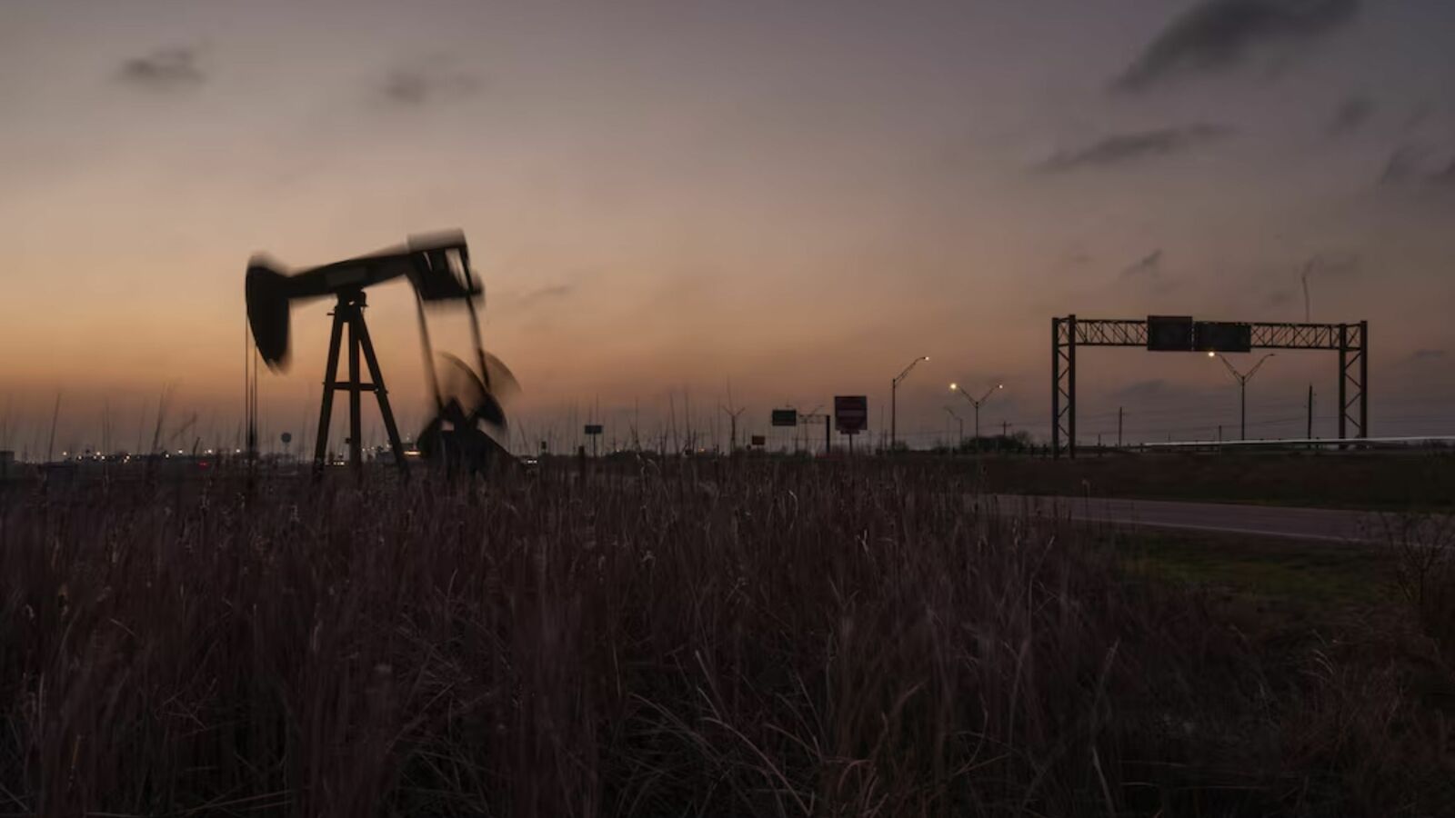 Brent supera los 106 dólares ante tensión entre Irán y EE. UU.
