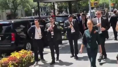 Arropan a la Mandataria al grito de '¡No está sola!'