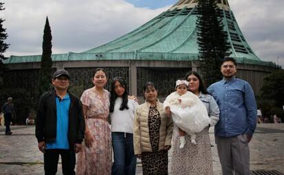 Familias acuden a bautizos comunitarios en la Basílica