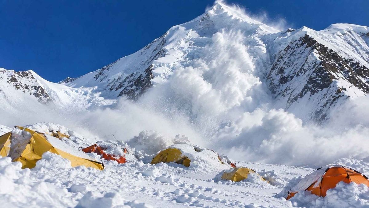 Dos muertos y 12 desaparecidos tras avalancha en montaña de Nepal