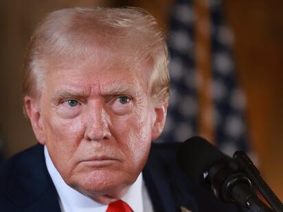 Un anuncio televisivo de Donald Trump financiado con fondos públicos generó críticas de legisladores y organizaciones.  La administración de Donald Trump