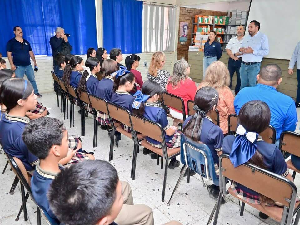 Policía Violeta lleva modelo de seguridad a estudiantes de la Secundaria Número 2