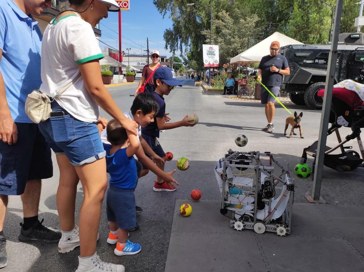 Reciben a selección de robótica en el Paseo Colón de Torreón