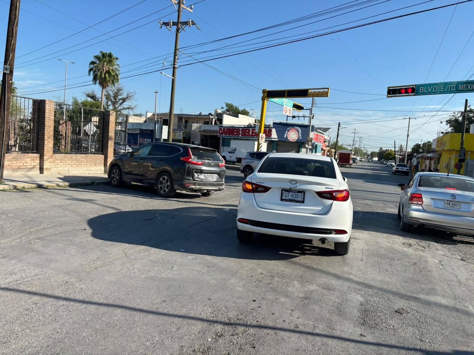Carambola de tres vehículos deja daños y caos vial en Ejército Mexicano