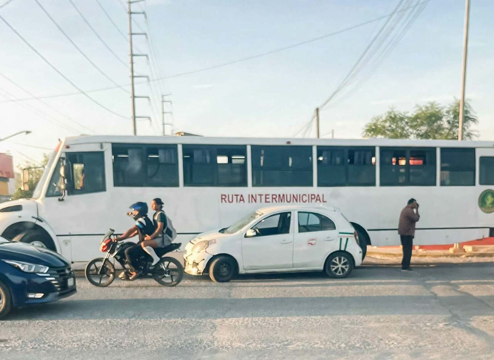 Camión de pasajeros golpea taxi al intentar dar vuelta en Monclova