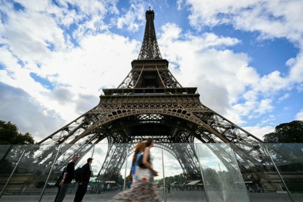 Director de la Torre Eiffel dejará el cargo tras polémica con personal femenino