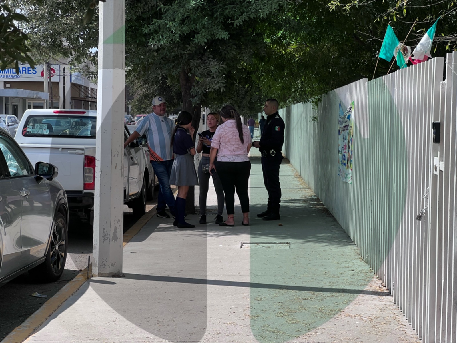 Riña: El incidente ocurrió en las inmediaciones del centro educativo, donde personas que se encontraban en el sitio filmaron la riña.