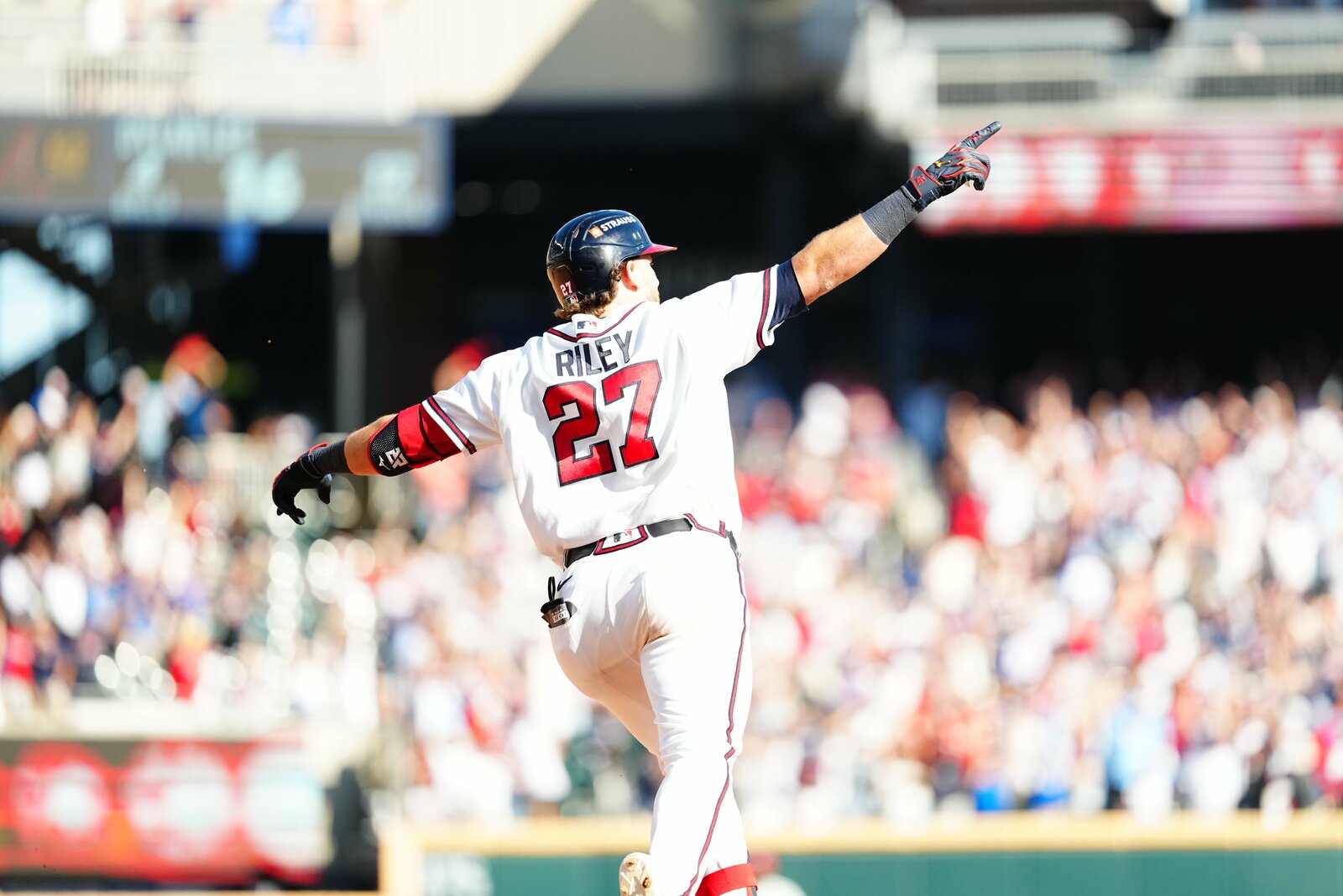 Braves vencen 5-3 a Phillies con jonrón decisivo de Austin Riley
