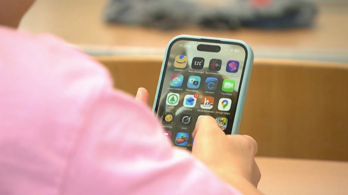 Restricción de celulares en escuelas inicia el 3 de noviembre en México