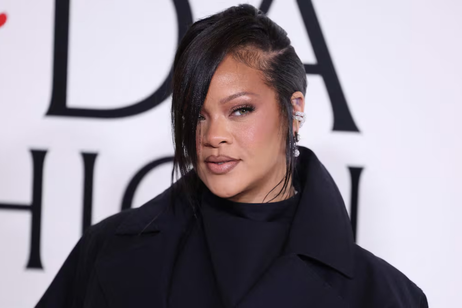 Mujer acusada de disparar contra la casa de Rihanna es apta para juicio