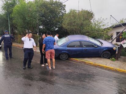 Conductora pierde el control y se impacta contra cerca de vivienda