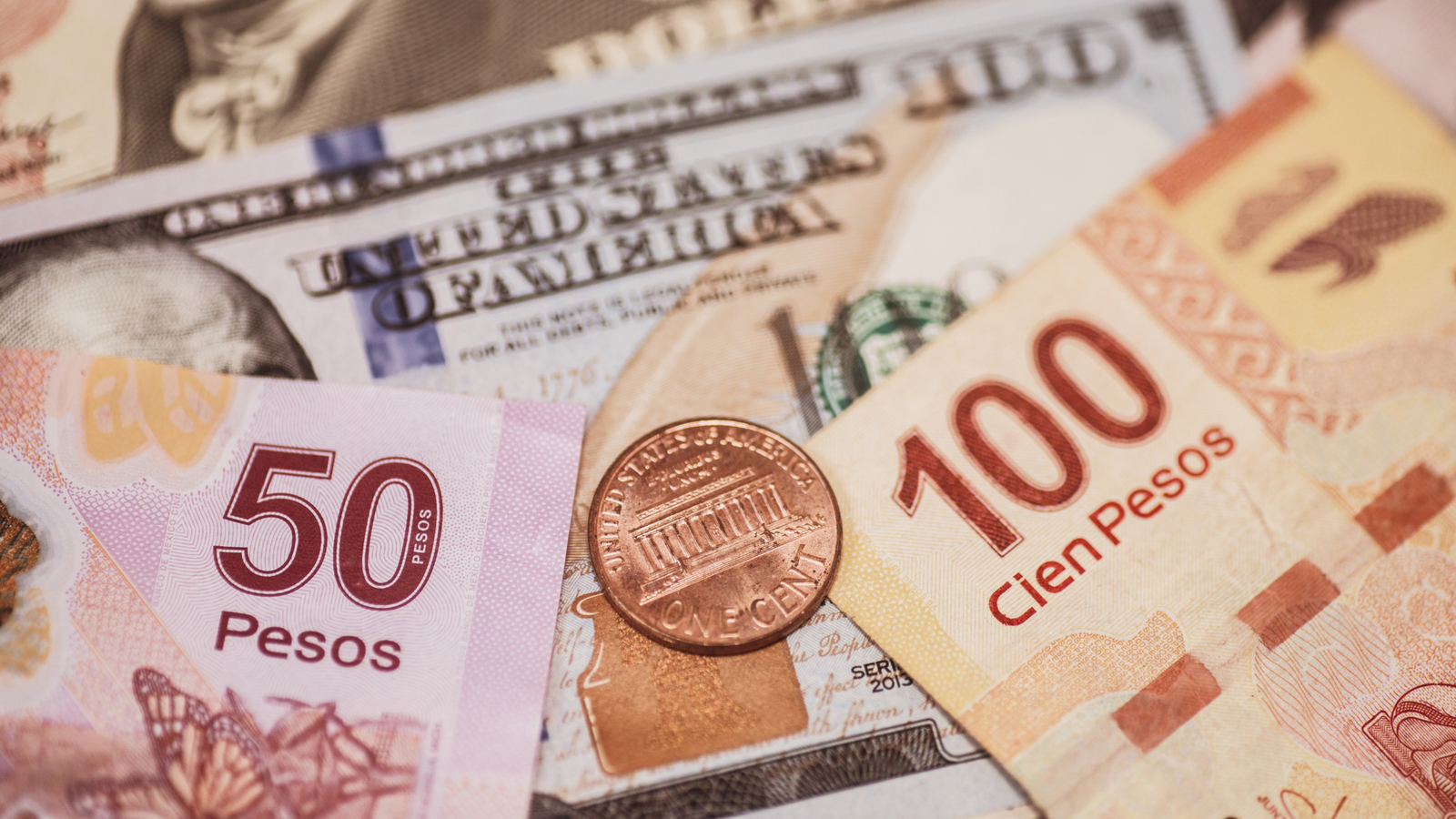 Peso mexicano cierra septiembre con caída de 6.38% frente al dólar