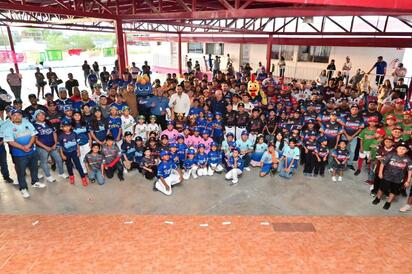 Fueron entregados más de 1,300 uniformes destinados a 77 equipos que participan en la Liga Furia Azul Acereros de Monclova.  El Ayuntamiento de Monclova