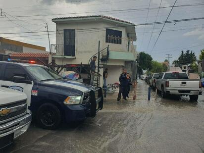 Policía Estatal auxilia a personas atrapadas por las lluvias en Saltillo