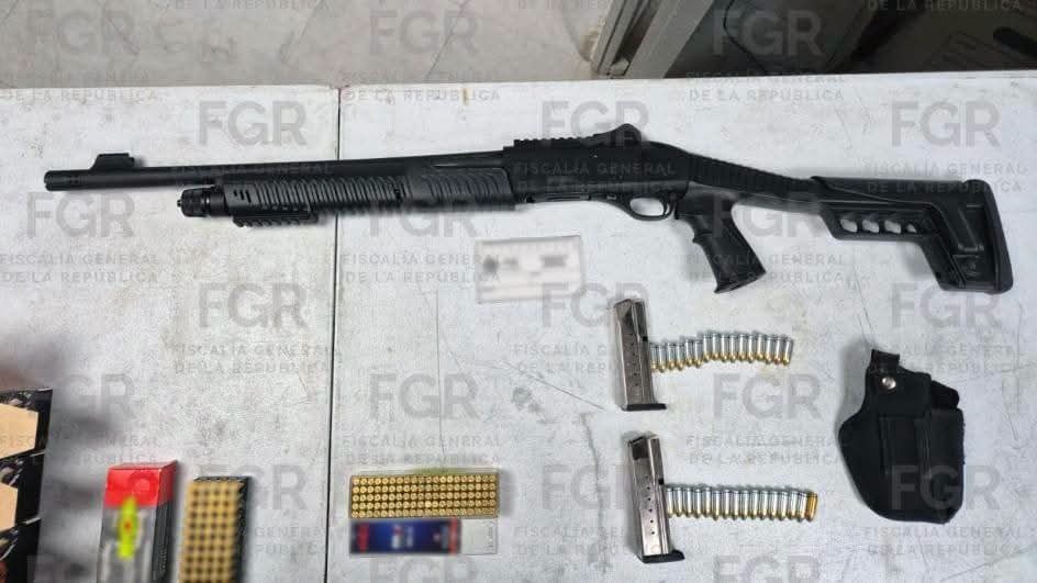 Arsenal: los agentes localizaron dentro de la unidad diversos objetos relacionados con armamento.