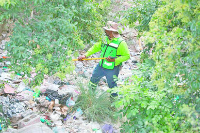 Intensifica Javier Díaz la limpieza y deshierbe del arroyo Pereyra
