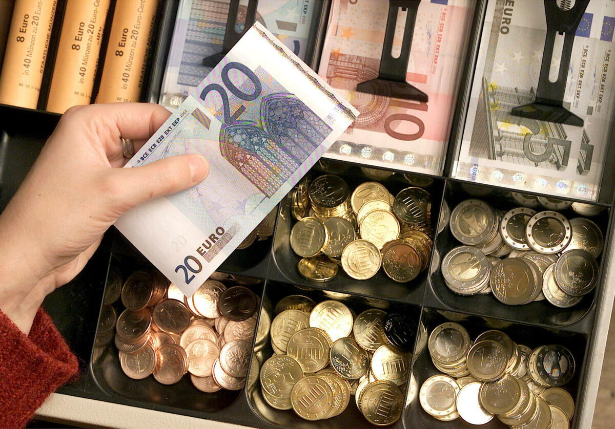 Euro cae a mínimo de 17 meses ante inflación y alza del petróleo