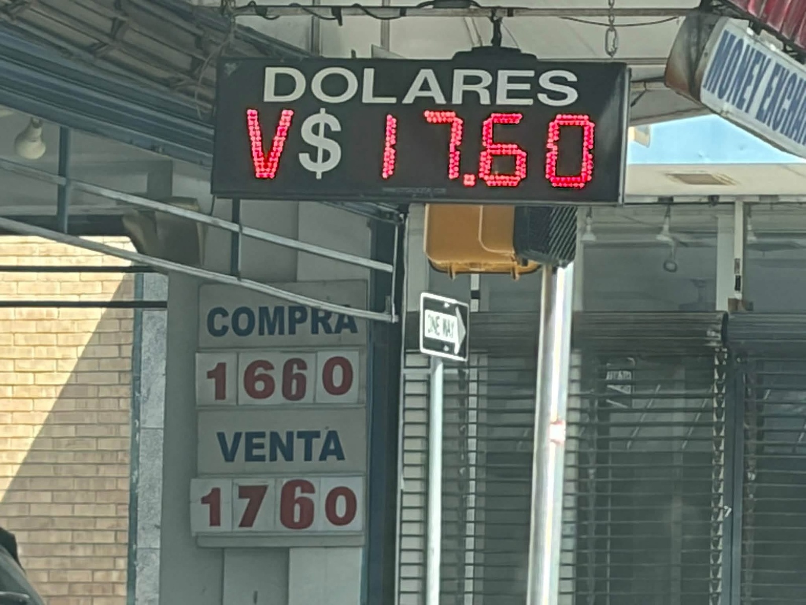 DÓLARES Piedras Negras, Coah.- El dólar estadounidense se cotiza actualmente en 17.60 pesos a la venta y 16.60 pesos a la compra en Piedras Negras, manteniendo