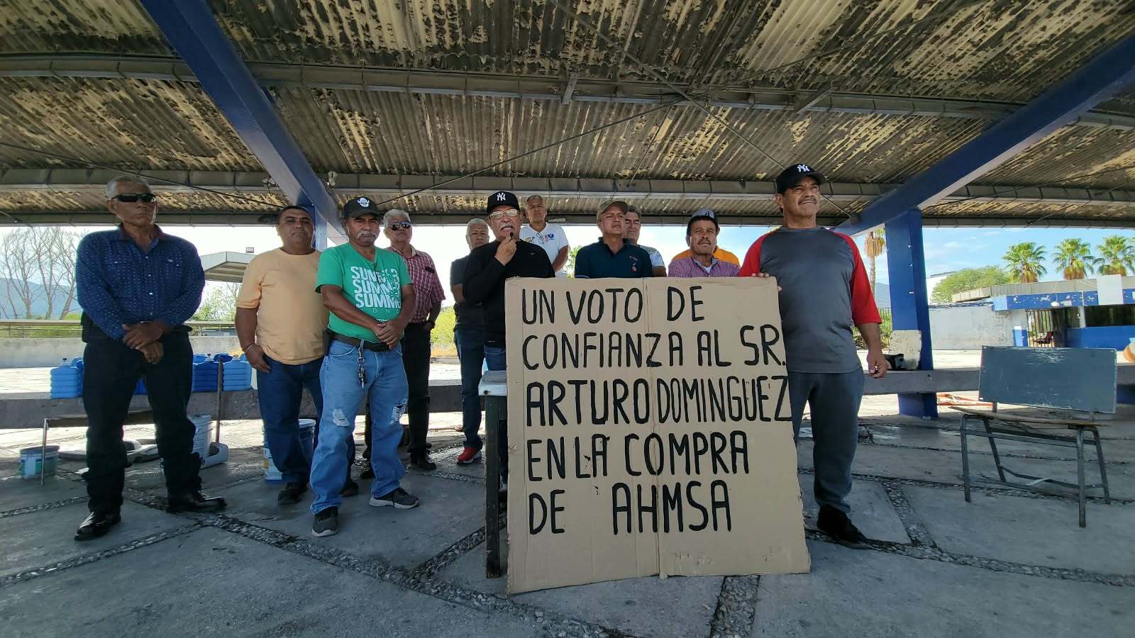 Exobreros dan voto de confianza a Arturo Domínguez por AHMSA