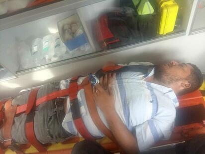 Rescatan a trailero atrapado tras volcadura en la carretera 57 de Castaños 