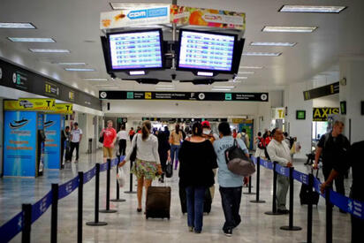 Una revisión de rutina en el aeropuerto Schiphol llevó a la detención de un tripulante procedente de México tras localizar 18 kilos de cocaína.  Agentes