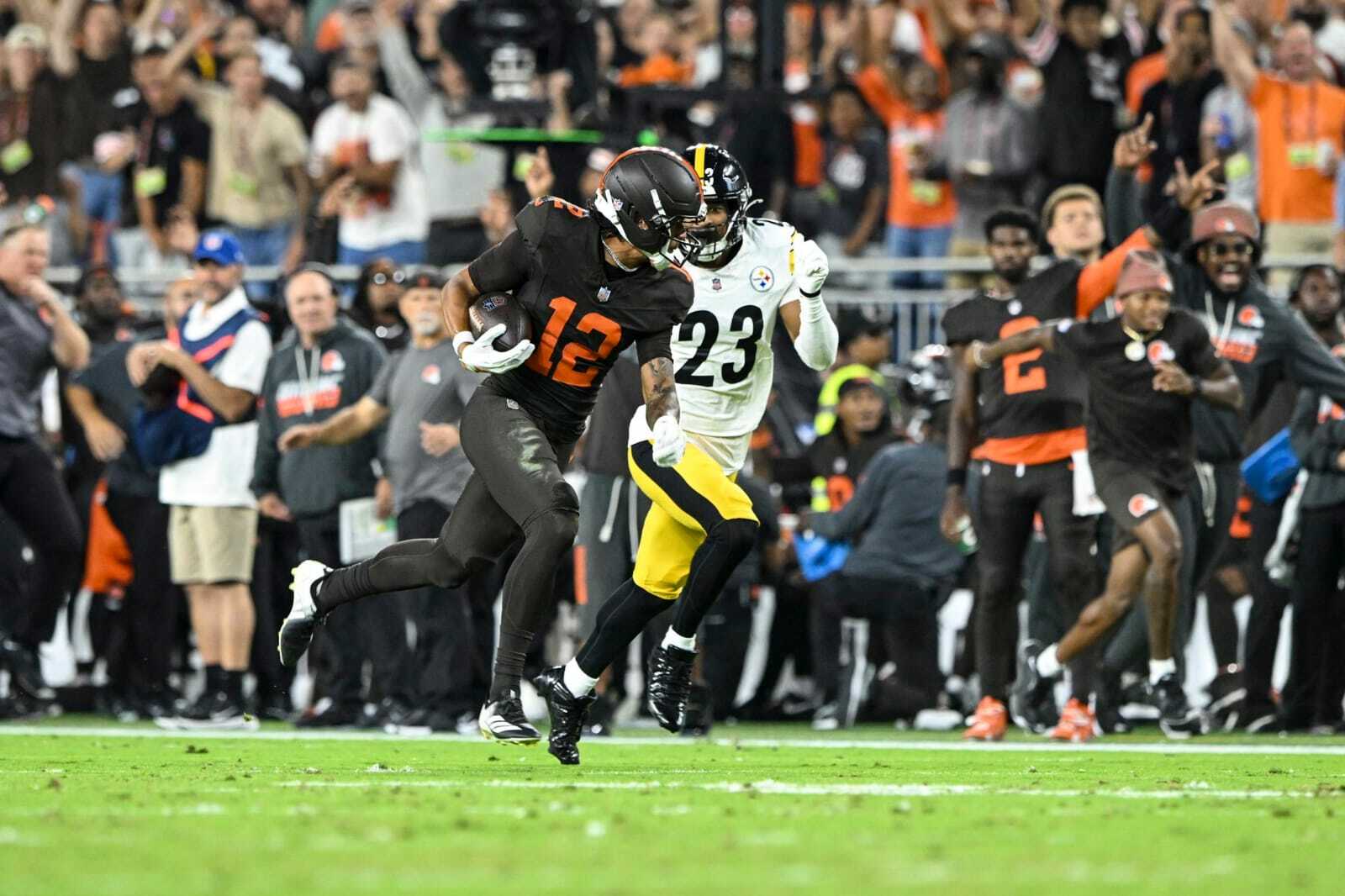 Browns vencen 27-24 a Steelers con gol de campo en el último segundo