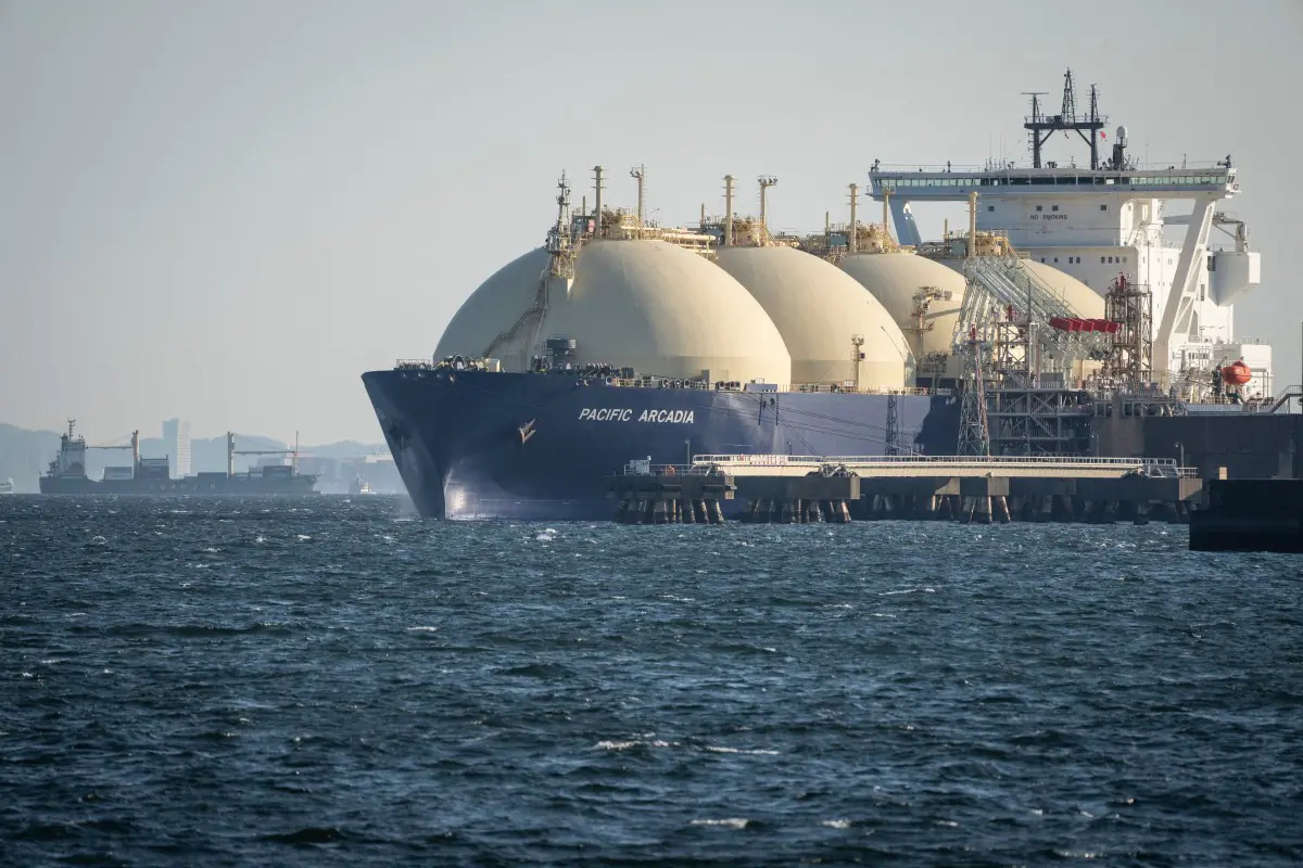 Envíos de gas natural por Ormuz recuperan terreno en septiembre