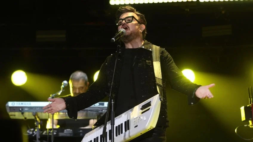Aleks Syntek genera preocupación con mensaje sobre sus músicos y staff