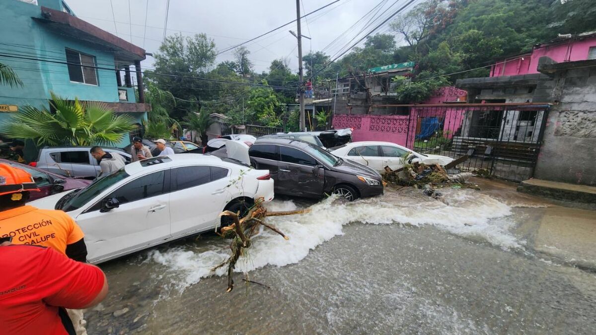 Lluvias en Monterrey dejan una estela de rescates y vehículos arrastrados