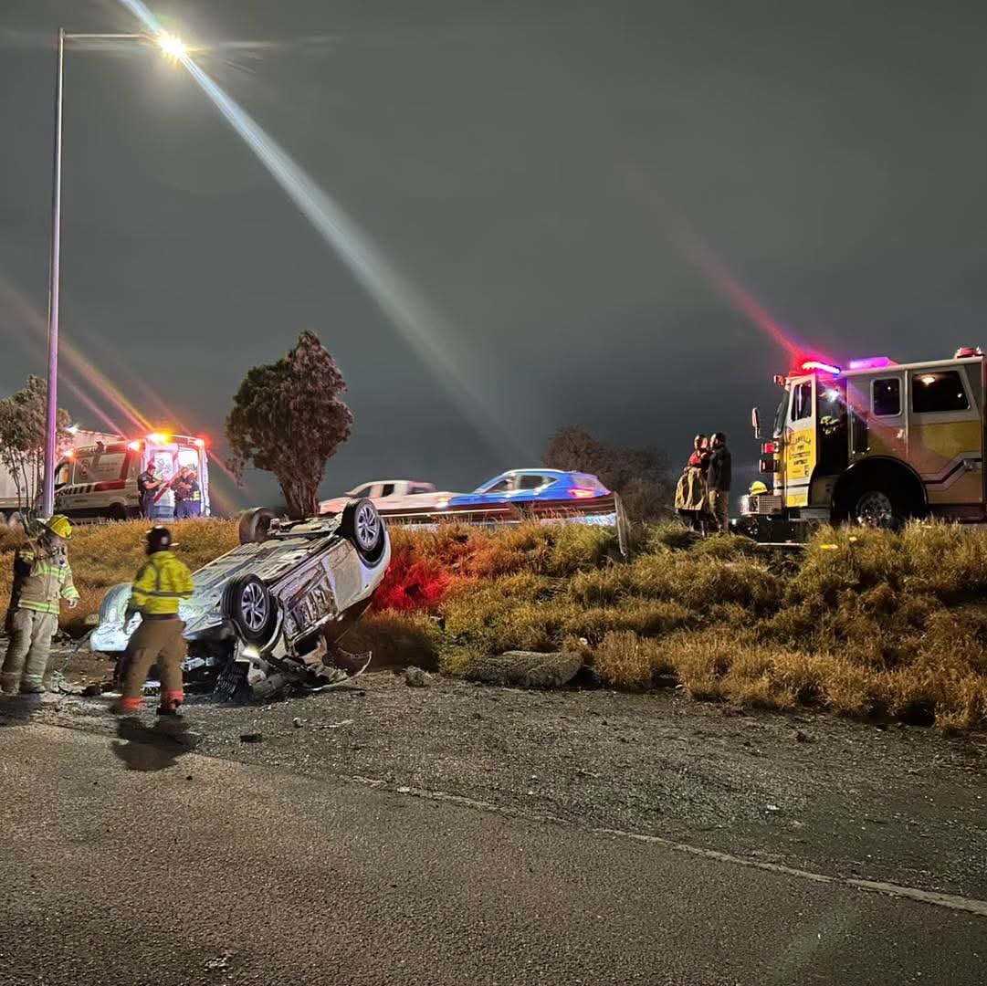Tráiler saca del camino a camioneta y provoca volcadura en Ramos Arizpe