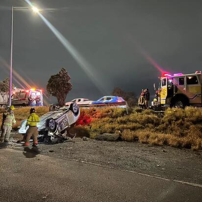 Tráiler saca del camino a camioneta y provoca volcadura en Ramos Arizpe