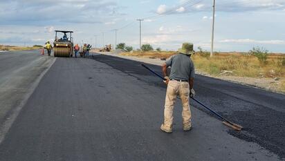 Constructores locales no reportan suspensiones pese a retrasos nacionales en el suministro de asfalto para obras.  El desabasto de asfalto que se registra