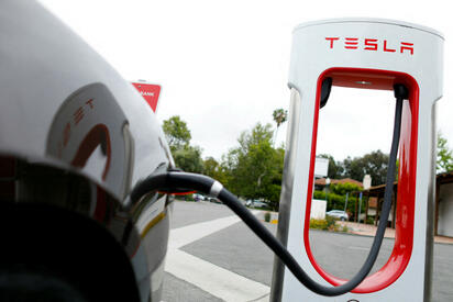 Tesla permite arrancar con el cable conectado en casos de emergencia