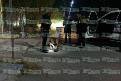Moviliza a policías y paramédicos hombre encontrado en la vía pública