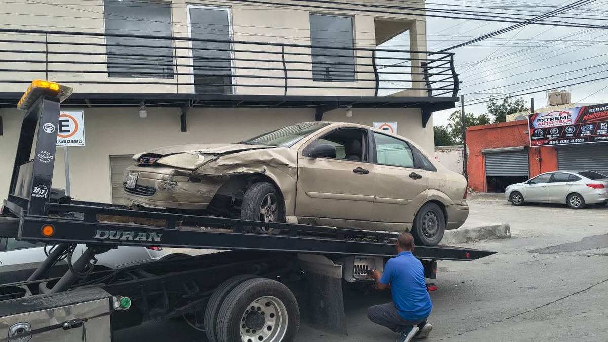 Ignora alto y provoca choque; conductora termina en el hospital