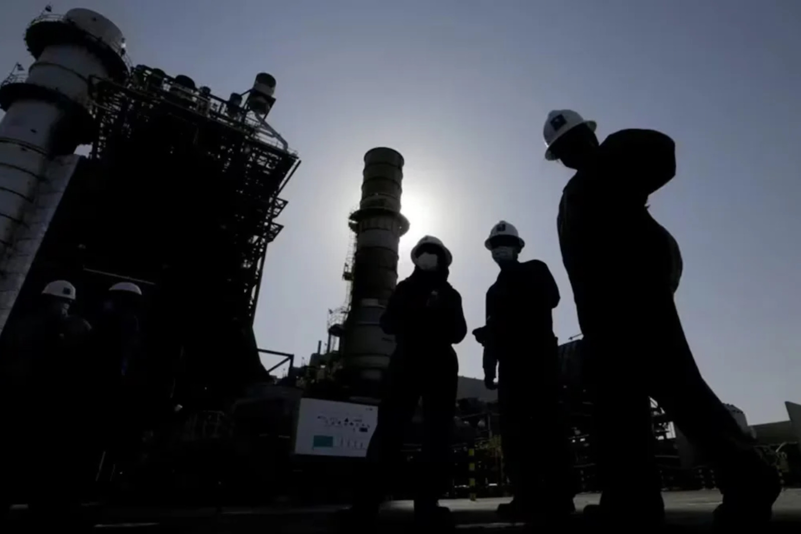Reportan llamas y humo en instalación de Aramco al sur de Riad