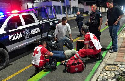 Derrapa motocicleta en pavimento mojado; mujer resulta lesionada