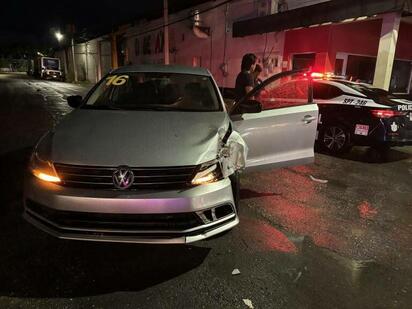 Jetta recién comprado termina destrozado tras estrellarse contra un poste en Monclova