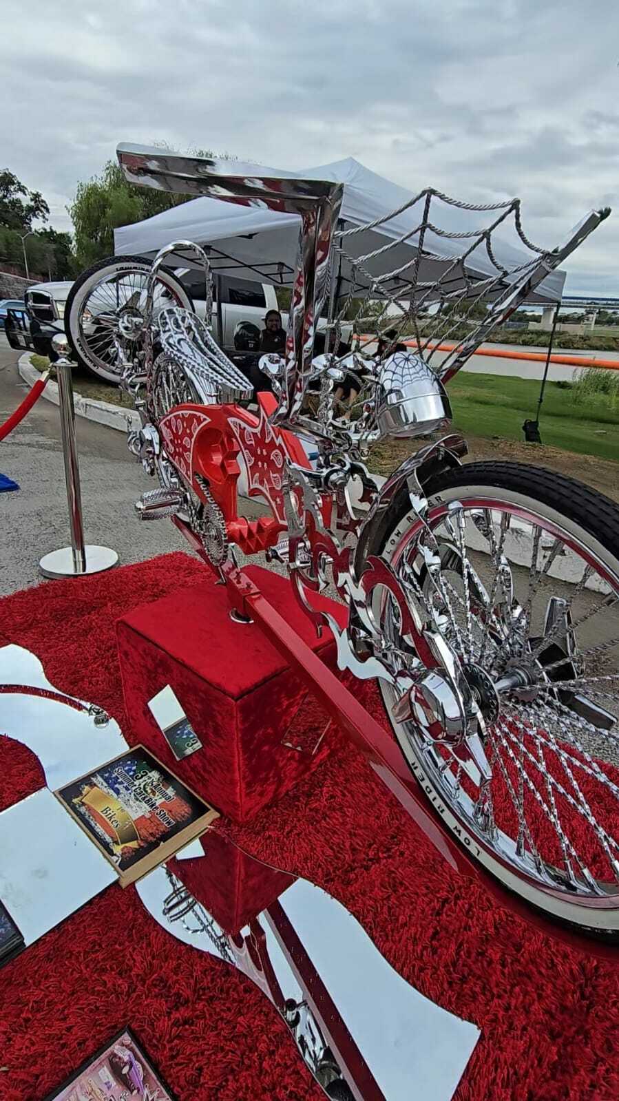 Autos clásicos y modificados conquistan el Paseo del Río