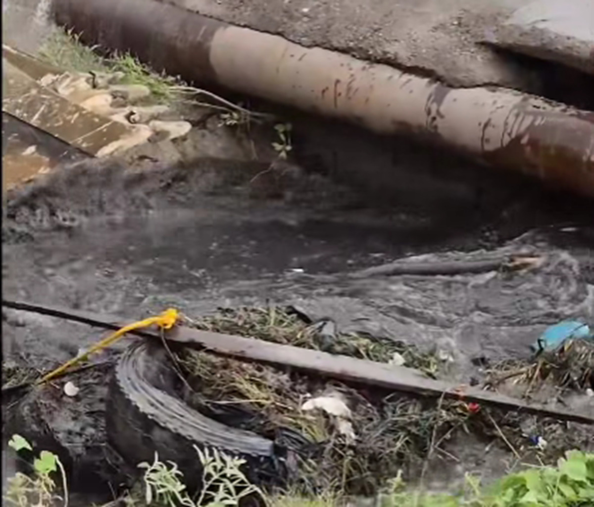Retiran tapón de llantas que provocaba desborde de aguas negras