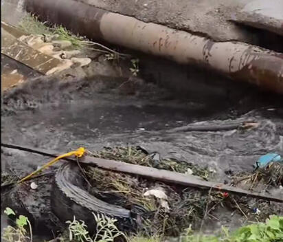 Retiran tapón de llantas que provocaba desborde de aguas negras
