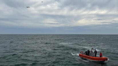 La Guardia Costera de Estados Unidos localizó un campo de restos del avión ambulancia desaparecido frente a Nantucket; seis personas continúan