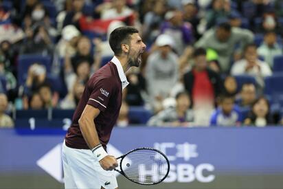 Djokovic vence a Zverev y extiende su invicto en el China Open