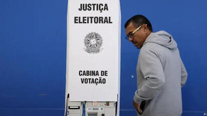 Millones de brasileños acudieron a las urnas este domingo para elegir presidente entre 13 candidatos, con Lula y Flávio Bolsonaro como principales