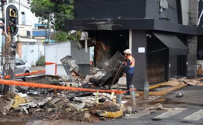 Tráiler se impacta contra un local comercial en Iztapalapa